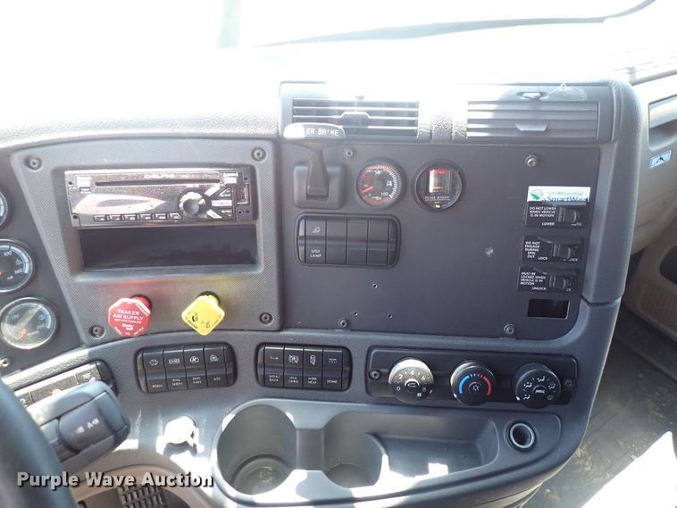 image for item DI1981 2015 Freightliner Cascadia  semi truck