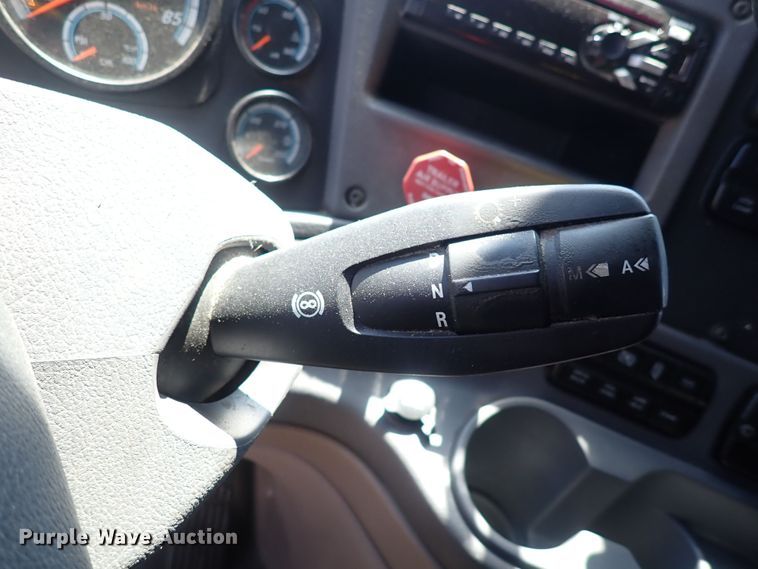 image for item DI1981 2015 Freightliner Cascadia  semi truck