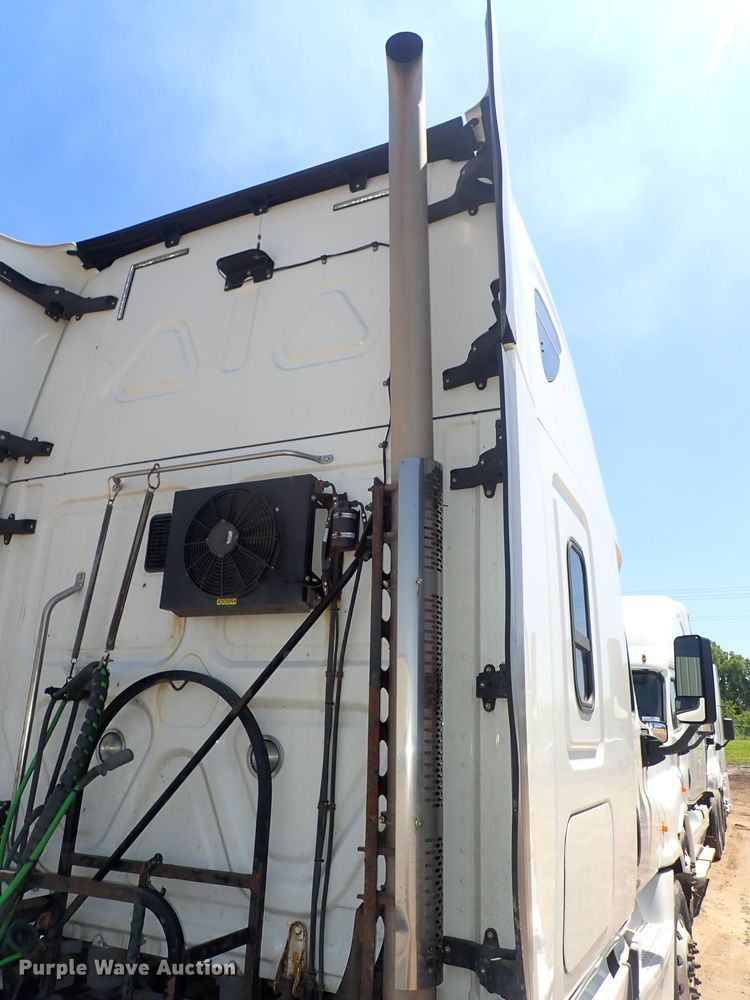 image for item DI1981 2015 Freightliner Cascadia  semi truck