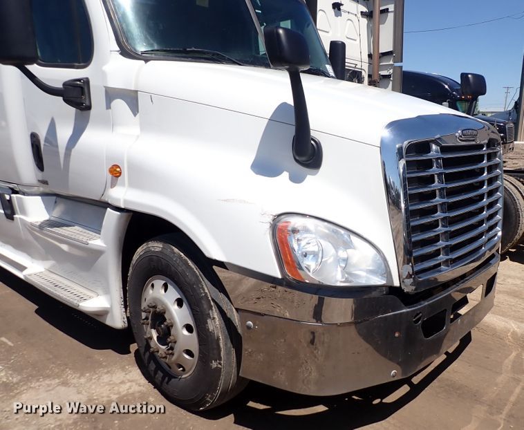 image for item DI1981 2015 Freightliner Cascadia  semi truck