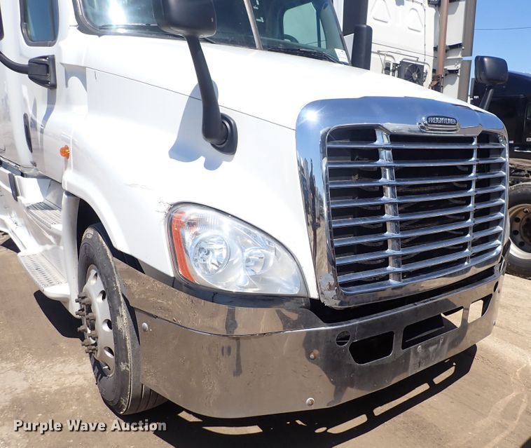 image for item DI1981 2015 Freightliner Cascadia  semi truck