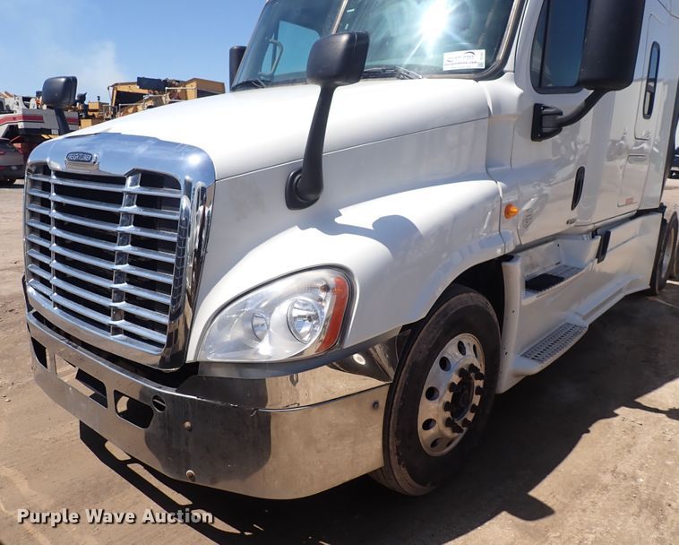 image for item DI1981 2015 Freightliner Cascadia  semi truck