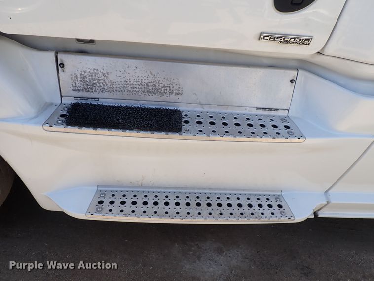 image for item DI1981 2015 Freightliner Cascadia  semi truck