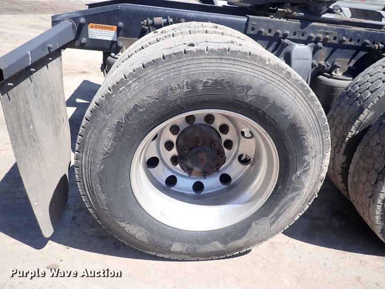 image for item DI1981 2015 Freightliner Cascadia  semi truck