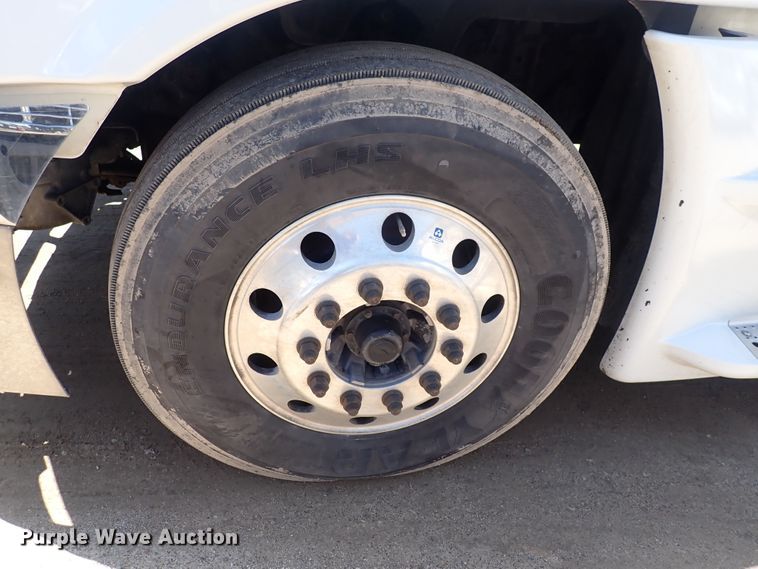 image for item DI1981 2015 Freightliner Cascadia  semi truck