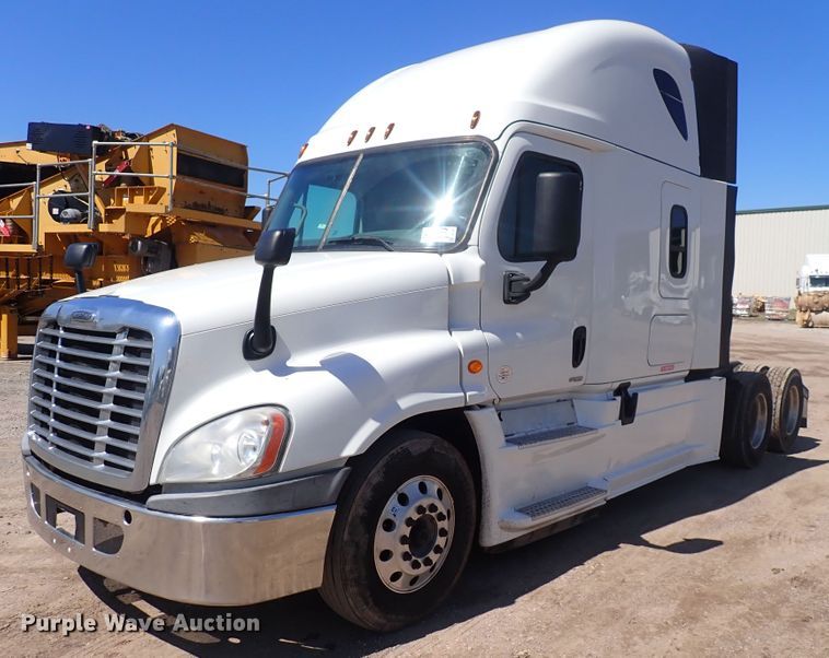 image for item DI1982 2015 Freightliner Cascadia  semi truck