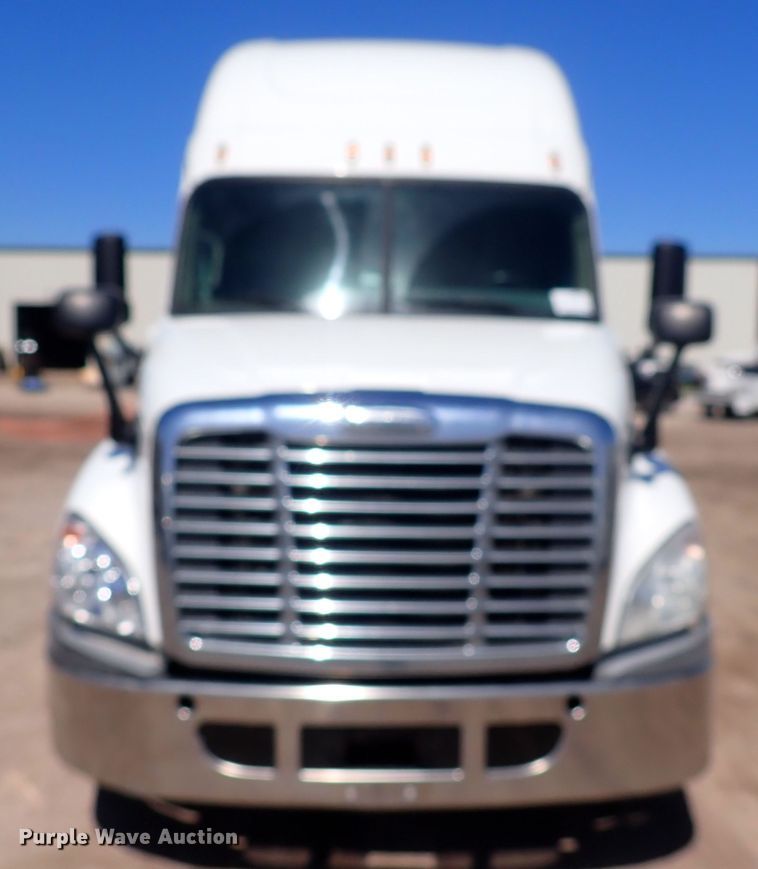 image for item DI1982 2015 Freightliner Cascadia  semi truck