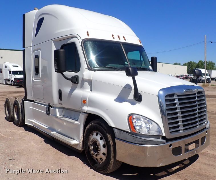 image for item DI1982 2015 Freightliner Cascadia  semi truck