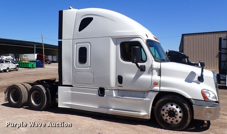 image for item DI1982 2015 Freightliner Cascadia  semi truck