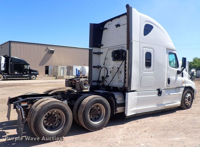 image for item DI1982 2015 Freightliner Cascadia  semi truck