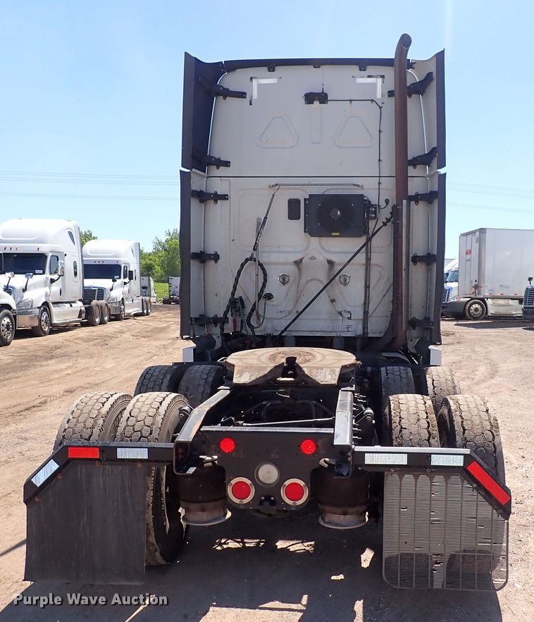 image for item DI1982 2015 Freightliner Cascadia  semi truck