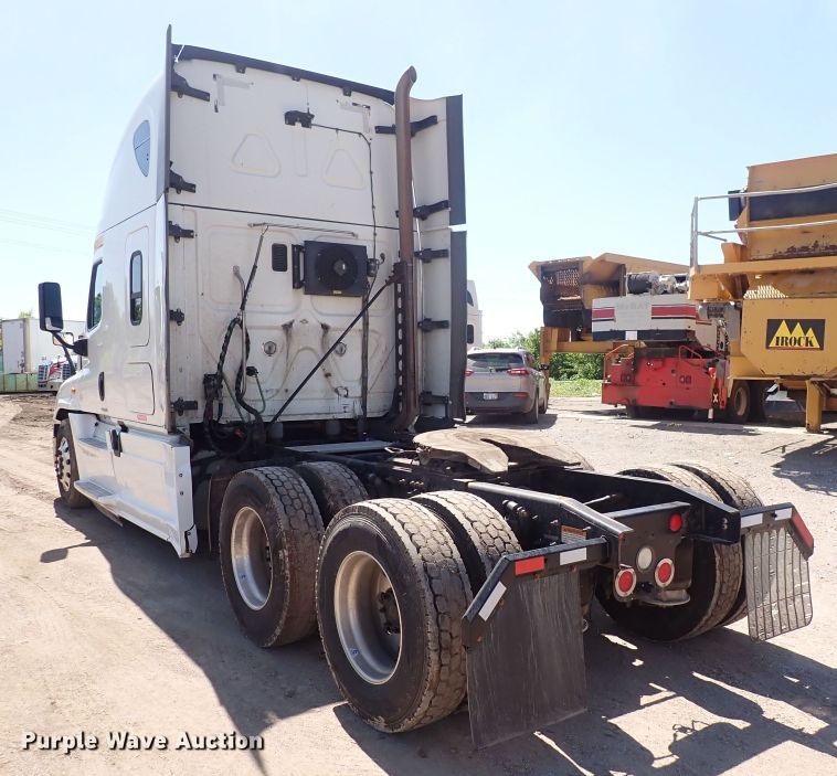image for item DI1982 2015 Freightliner Cascadia  semi truck