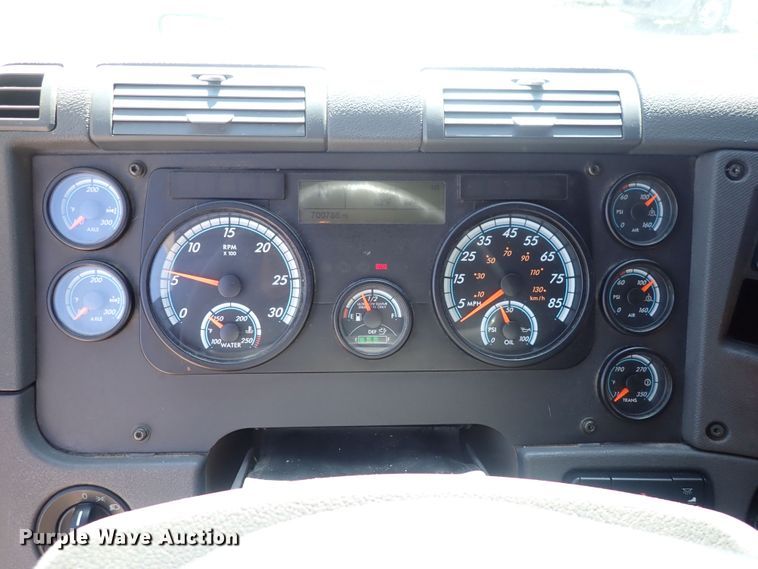 image for item DI1982 2015 Freightliner Cascadia  semi truck