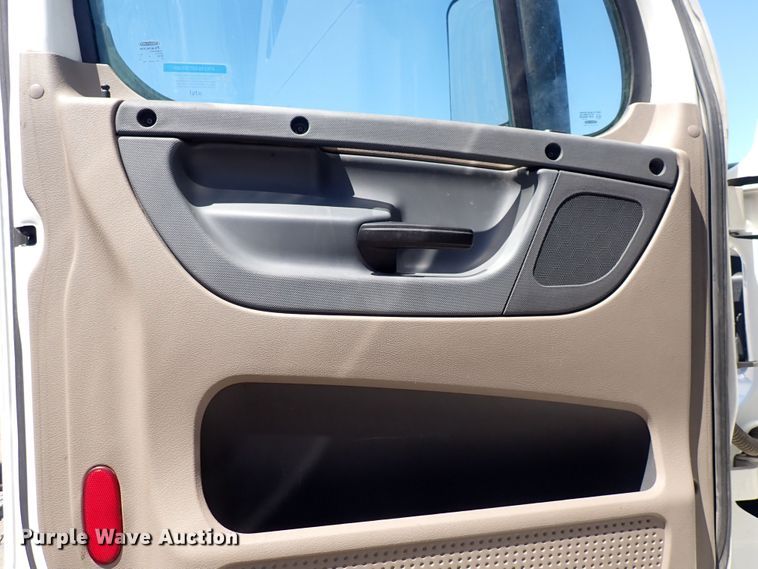 image for item DI1982 2015 Freightliner Cascadia  semi truck