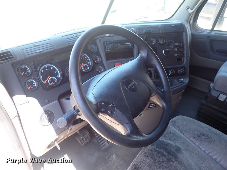 image for item DI1982 2015 Freightliner Cascadia  semi truck