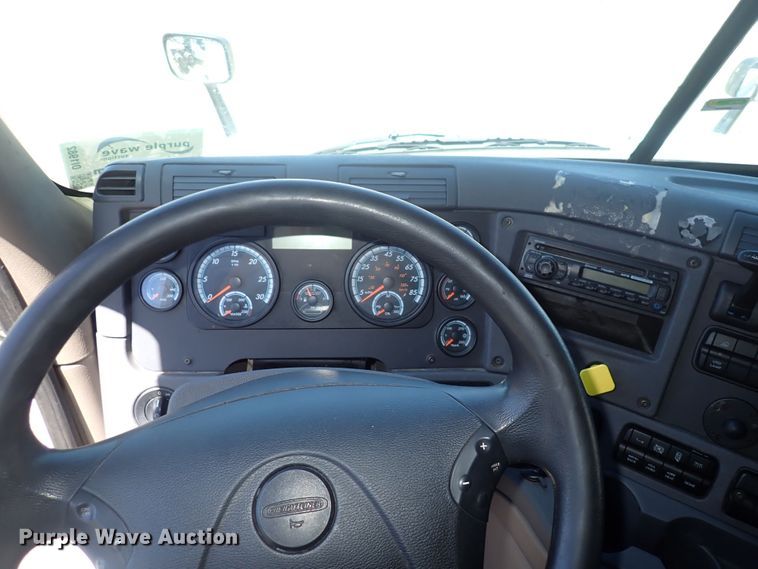 image for item DI1982 2015 Freightliner Cascadia  semi truck