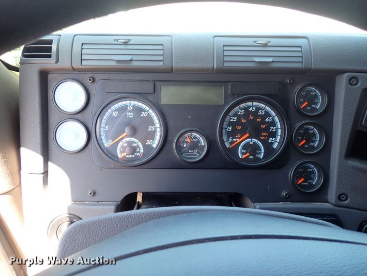 image for item DI1982 2015 Freightliner Cascadia  semi truck