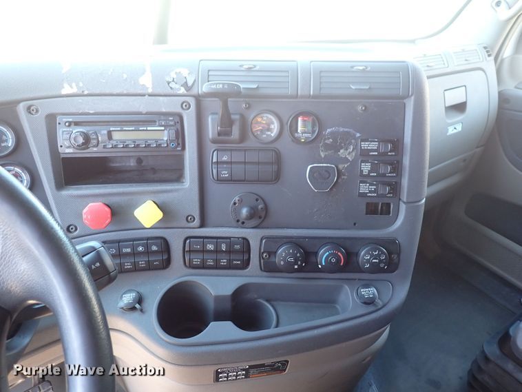 image for item DI1982 2015 Freightliner Cascadia  semi truck