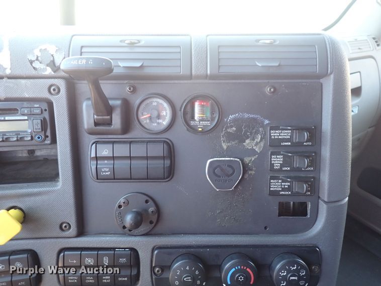 image for item DI1982 2015 Freightliner Cascadia  semi truck