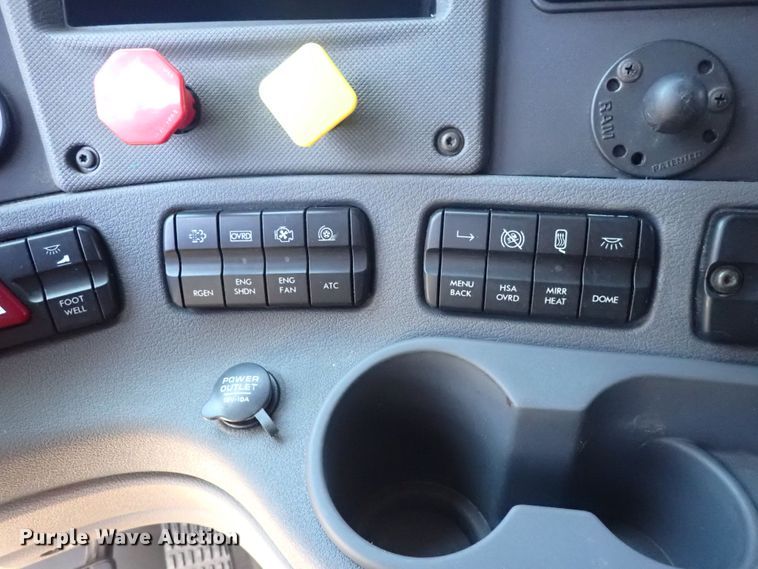 image for item DI1982 2015 Freightliner Cascadia  semi truck