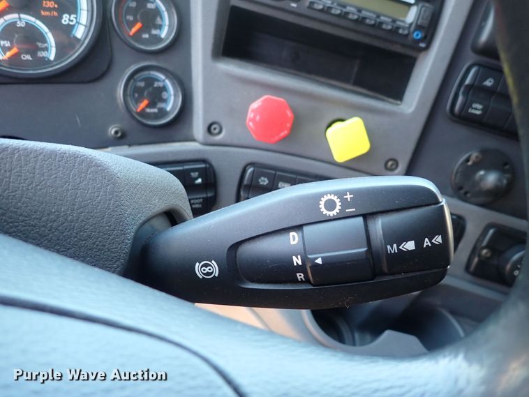 image for item DI1982 2015 Freightliner Cascadia  semi truck