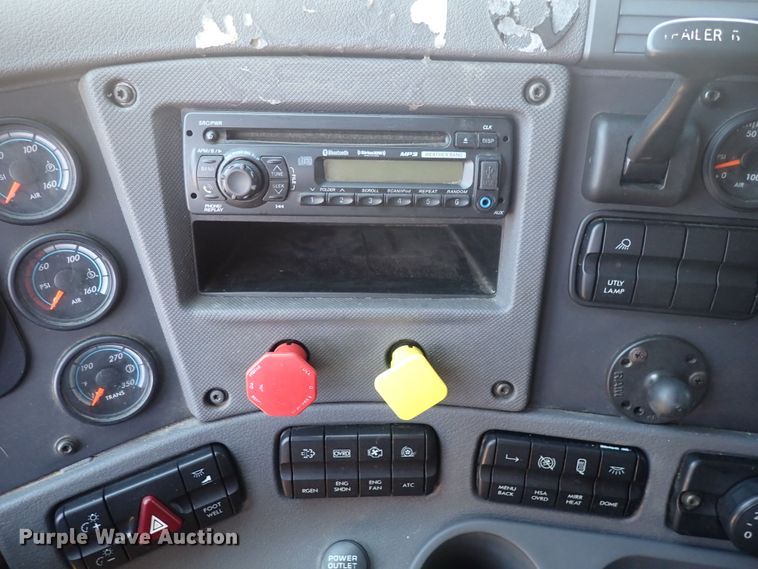 image for item DI1982 2015 Freightliner Cascadia  semi truck