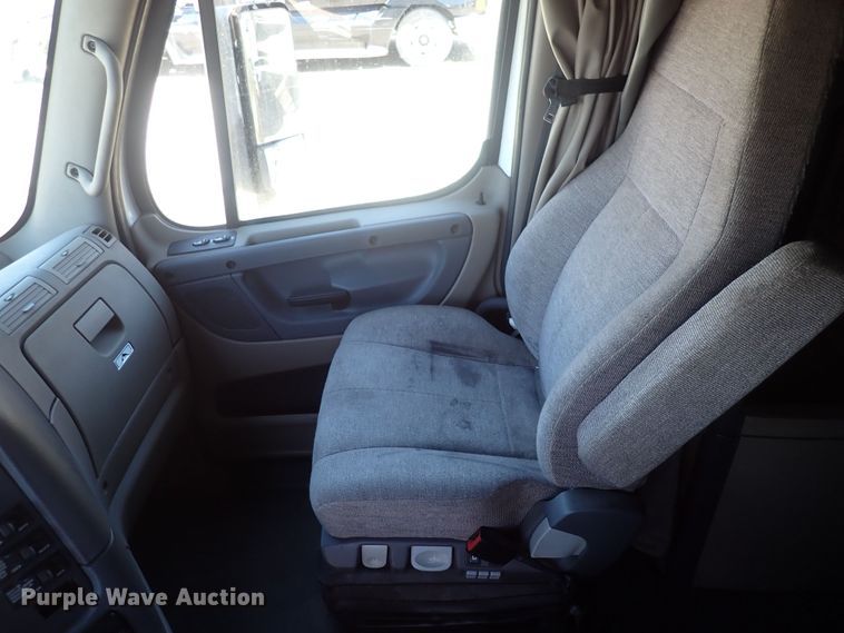 image for item DI1982 2015 Freightliner Cascadia  semi truck