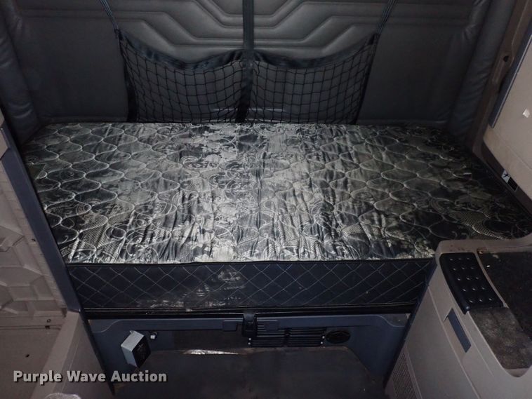 image for item DI1982 2015 Freightliner Cascadia  semi truck