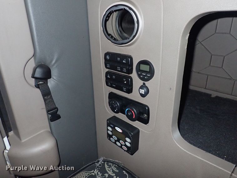 image for item DI1982 2015 Freightliner Cascadia  semi truck