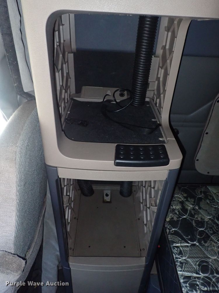 image for item DI1982 2015 Freightliner Cascadia  semi truck