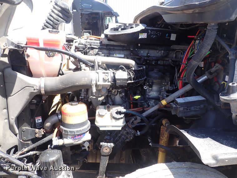 image for item DI1982 2015 Freightliner Cascadia  semi truck