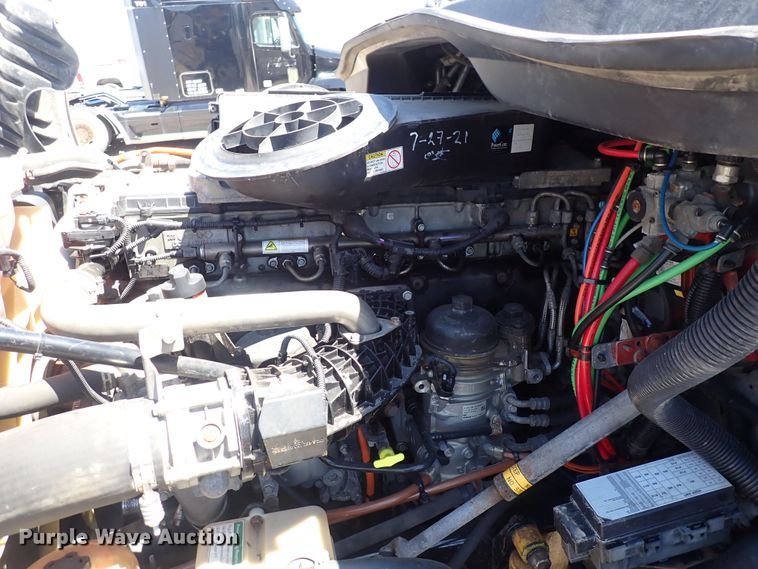 image for item DI1982 2015 Freightliner Cascadia  semi truck