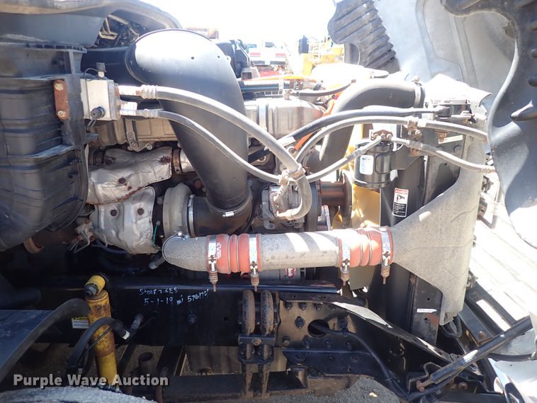 image for item DI1982 2015 Freightliner Cascadia  semi truck