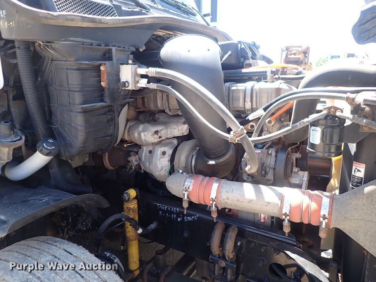 image for item DI1982 2015 Freightliner Cascadia  semi truck