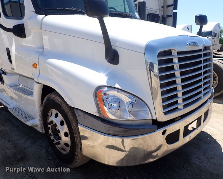 image for item DI1982 2015 Freightliner Cascadia  semi truck