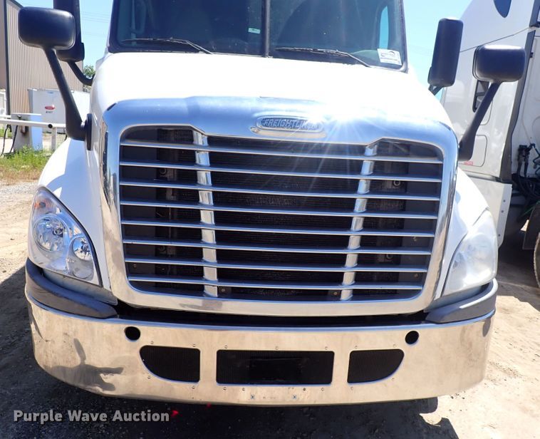 image for item DI1982 2015 Freightliner Cascadia  semi truck