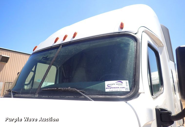 image for item DI1982 2015 Freightliner Cascadia  semi truck