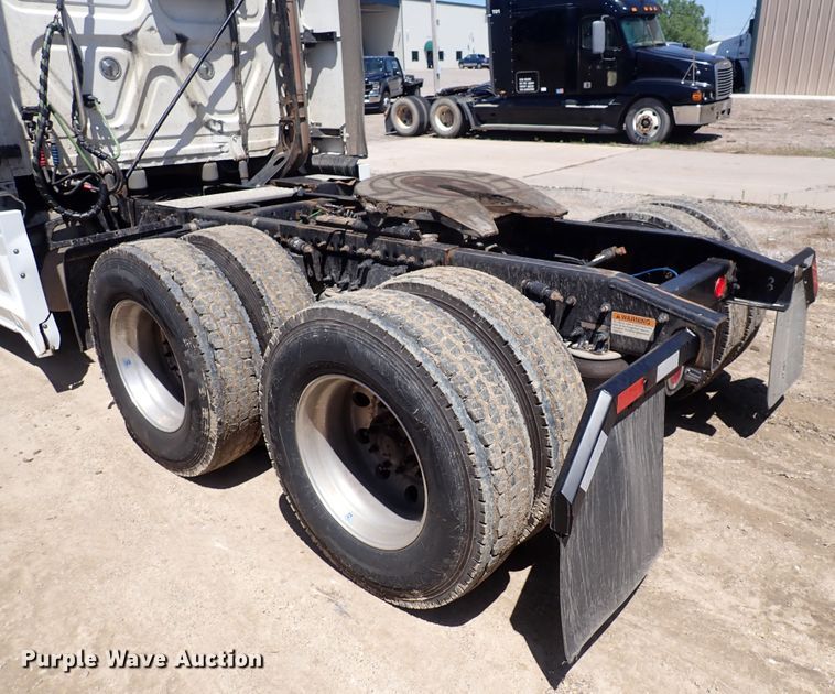 image for item DI1982 2015 Freightliner Cascadia  semi truck