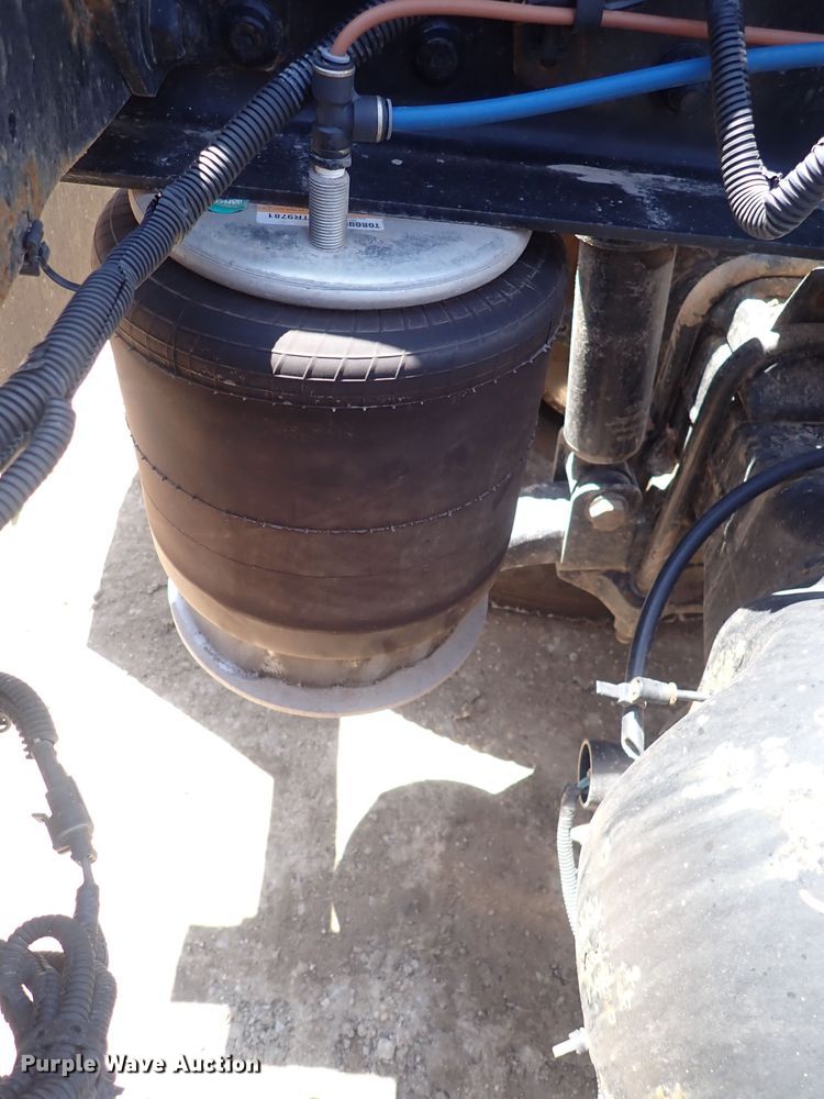 image for item DI1982 2015 Freightliner Cascadia  semi truck