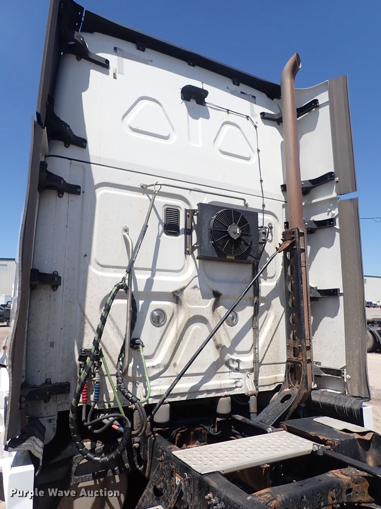 image for item DI1982 2015 Freightliner Cascadia  semi truck