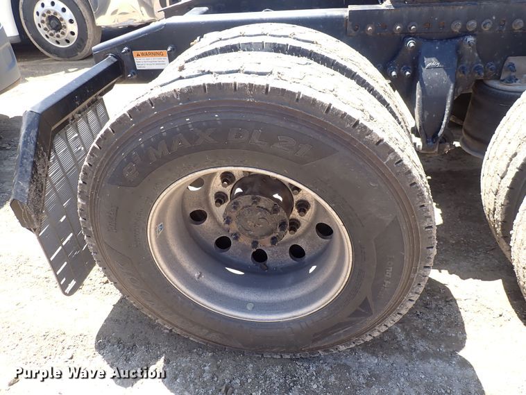 image for item DI1982 2015 Freightliner Cascadia  semi truck