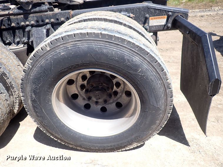 image for item DI1982 2015 Freightliner Cascadia  semi truck