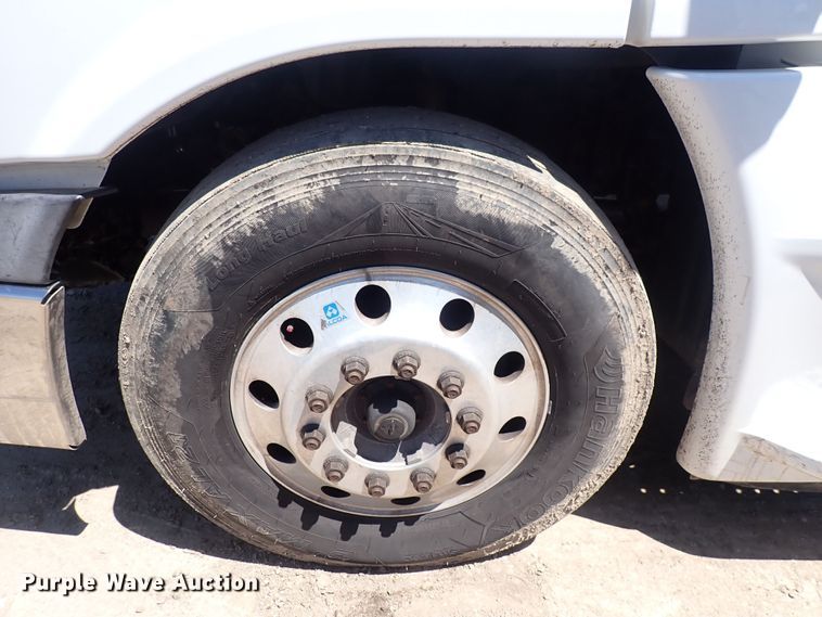 image for item DI1982 2015 Freightliner Cascadia  semi truck