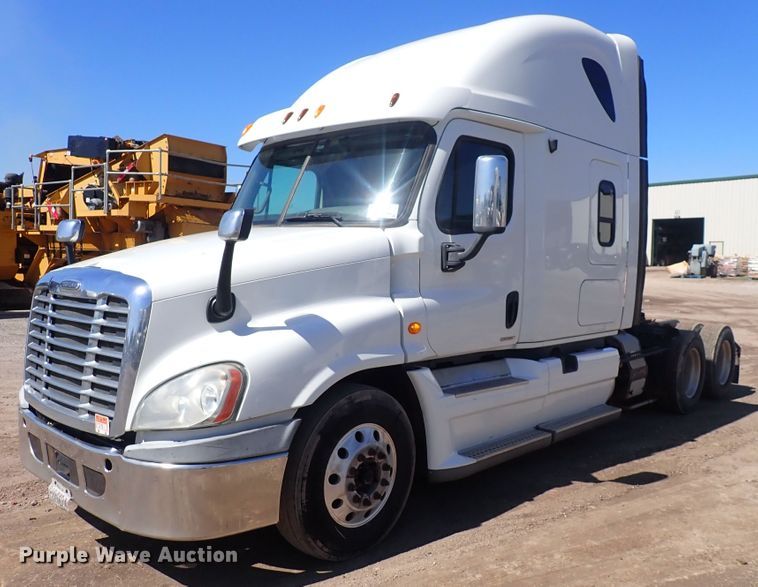 image for item DI1983 2012 Freightliner Cascadia  semi truck