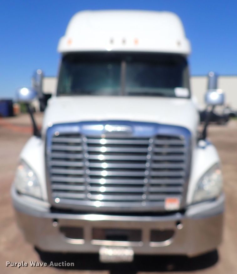 image for item DI1983 2012 Freightliner Cascadia  semi truck