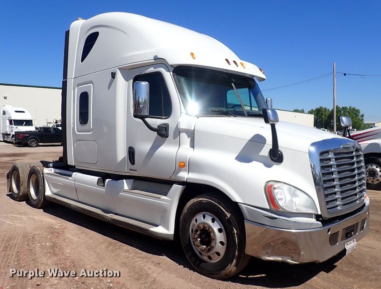 image for item DI1983 2012 Freightliner Cascadia  semi truck