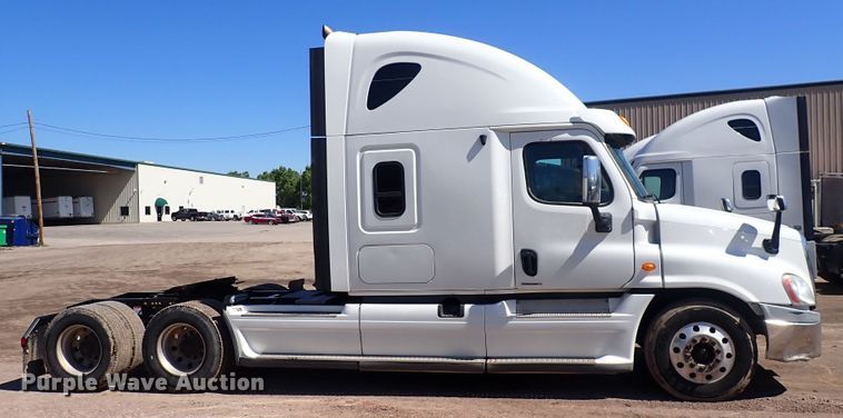 image for item DI1983 2012 Freightliner Cascadia  semi truck