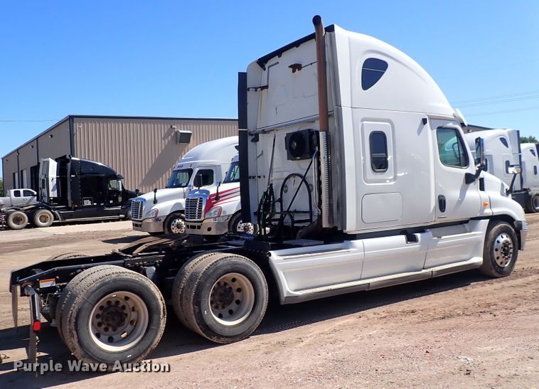 image for item DI1983 2012 Freightliner Cascadia  semi truck