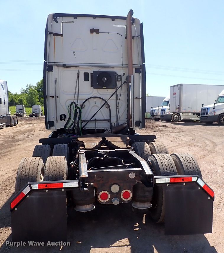 image for item DI1983 2012 Freightliner Cascadia  semi truck