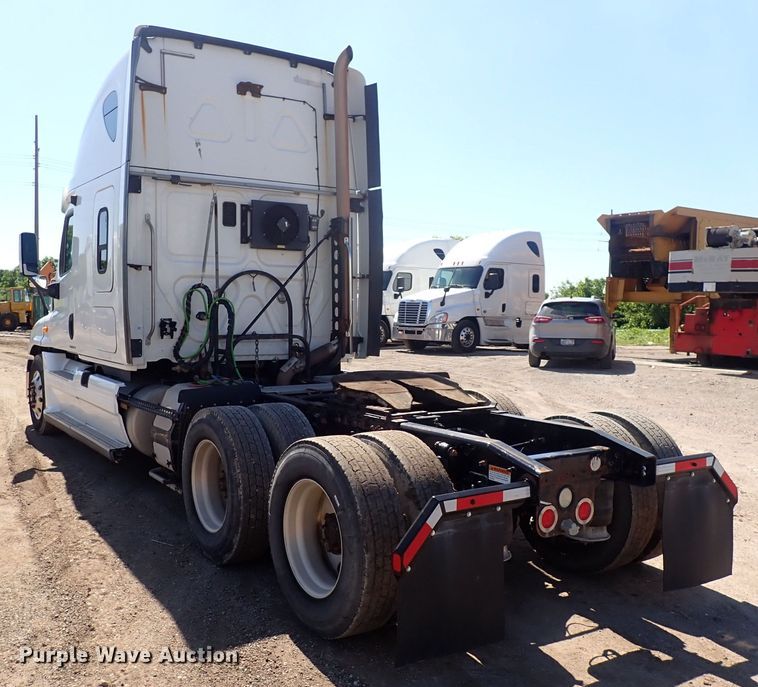 image for item DI1983 2012 Freightliner Cascadia  semi truck